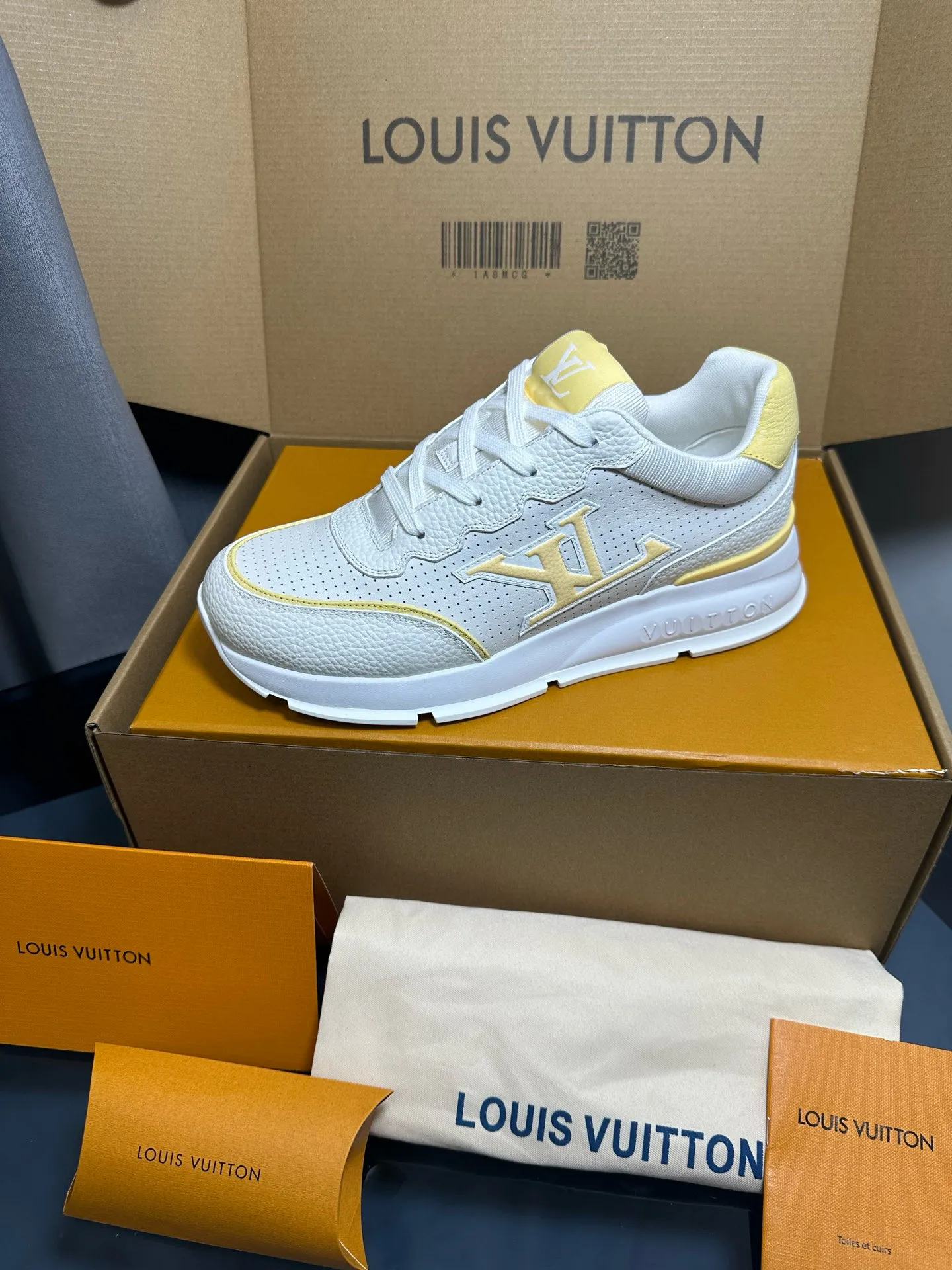 Factory price: 700💰🌈LV | Louis Vuitton 2025𝐬𝐬 🧡💚2025 spring and summer new style top version‼ ️The original version is the same. The counter focuses on the latest casual shoes and new hard goods🆕 ❥Purchasing agent level! Full of high-end feel! A popular model among bloggers at home and abroad, it’s retro and fashionable, and looks stunning on your feet! Wear a lot of happiness! The official website's main recommendation★ ━━━━━ ЅᏇєєt ━━━━━ ▪️Upper: Original custom-made imported calfskin fabric ▪️Inner: breathable gauze imported from Italy ▪️Outsole: rubber foam ➕t men's men's shoes 💰u high-end outsole ▪️Color: nine colors available ▪️Shoe size: 35-44, (45, 46 customized)